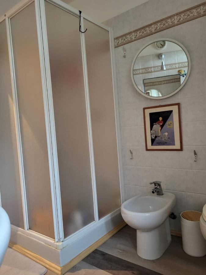 インペリアThe Shell - New Interior Look But Same Old Charme 200Mt From The Sea With Garden And Parking Nearbyアパートメント エクステリア 写真